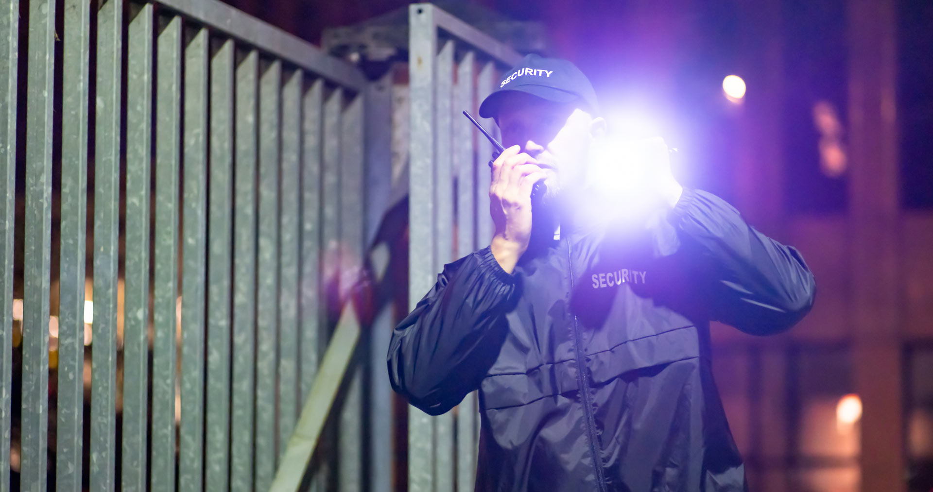 Sicherheitsmitarbeiter kontrolliert einen Bereich mit einer Taschenlampe